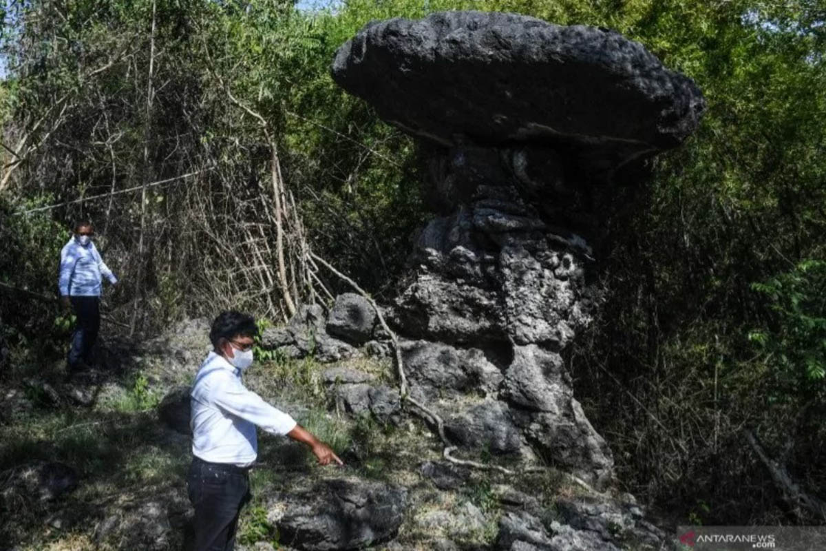 Menteri Komunikasi dan Informatika Johnny G Plate mengunjungi tempat wisata Batu Cermin di Labuan Bajo, Manggarai Barat, NTT, Jumat (18/6/2020). (FOTO: ANTARA/Rivan Awal Lingga/foc) Menteri Komunikasi dan Informatika Johnny G Plate mengunjungi tempat wisata Batu Cermin di Labuan Bajo, Manggarai Barat, NTT, Jumat (18/6/2020). (FOTO: ANTARA/Rivan Awal Lingga/foc)
