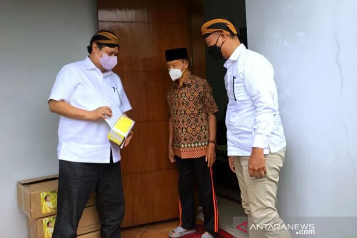 Menteri Koordinator Bidang Perekonomian Airlangga Hartarto dan Menteri Perindustrian Agus Gumiwang ke kediaman Mantan Ketum PP Muhammadiyah Syafii Maarif Kabupaten Sleman, Sabtu (19/6/2021). (ANTARA/Luqman Hakim/aa) Menteri Koordinator Bidang Perekonomian Airlangga Hartarto dan Menteri Perindustrian Agus Gumiwang ke kediaman Mantan Ketum PP Muhammadiyah Syafii Maarif Kabupaten Sleman, Sabtu (19/6/2021). (ANTARA/Luqman Hakim/aa)