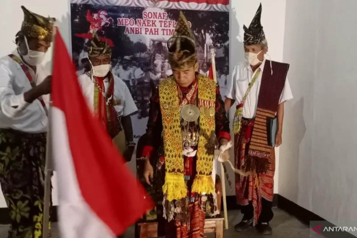 Panglima besar adat pulau Timor Yoseph Ariyanto Ludoni usai membacakan surat terbuka untuk Megawati Soekarnoputri di Kupang. (FOTO: ANTARA/Kornelis Kaha) Panglima besar adat pulau Timor Yoseph Ariyanto Ludoni usai membacakan surat terbuka untuk Megawati Soekarnoputri di Kupang. (FOTO: ANTARA/Kornelis Kaha)