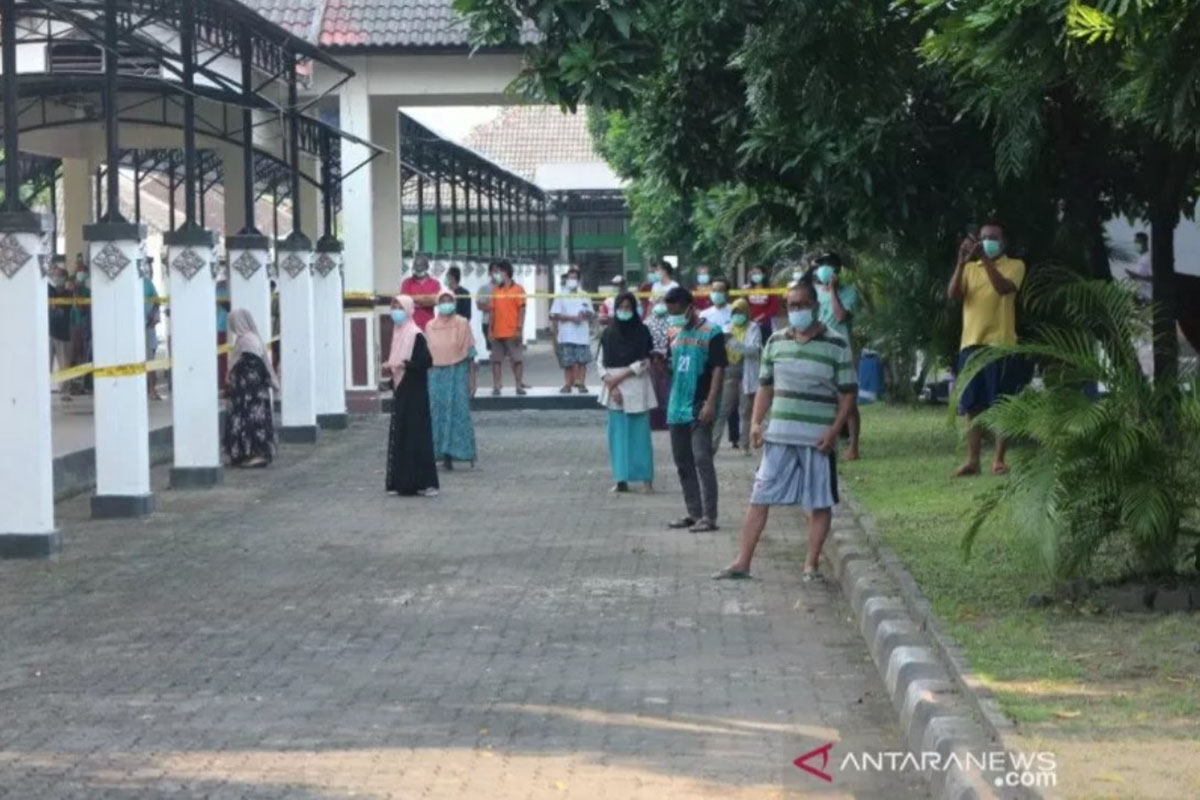 Penderita COVID-19 asal Kabupaten Kudus, Jawa Tengah, yang menjalani isolasi di Asrama Haji Donohudan, Boyolali, beraktivitas di depan Gedung Mekkah. (FOTO: ANTARA/HO-Pemkab Kudus) Penderita COVID-19 asal Kabupaten Kudus, Jawa Tengah, yang menjalani isolasi di Asrama Haji Donohudan, Boyolali, beraktivitas di depan Gedung Mekkah. (FOTO: ANTARA/HO-Pemkab Kudus)
