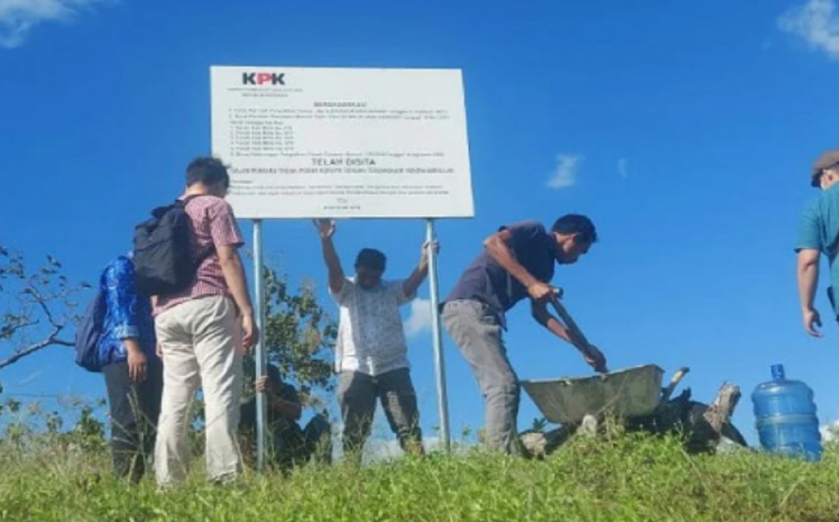 Tim penyidik KPK memasang plang penyitaan pada aset tanah yang diduga milik tersangka Gubernur Sulsel nonaktif Nurdin Abdullah di Maros, Sulsel, Kamis (17/6/2021). (Antara/HO-Humas KPK) Tim penyidik KPK memasang plang penyitaan pada aset tanah yang diduga milik tersangka Gubernur Sulsel nonaktif Nurdin Abdullah di Maros, Sulsel, Kamis (17/6/2021). (Antara/HO-Humas KPK)