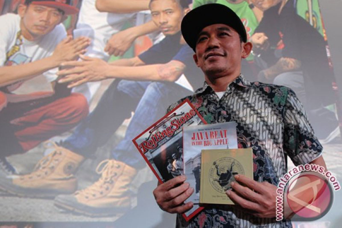 Arsip Personel grup musik Jogja Hiphop Foundation (JHF) Marzuki Mohamad alias Kill the DJ menunjukkan buku karyanya berjudul "Java Beat In The Big Apple" saat peluncuran di Jakarta, Rabu (12/11/2014) malam. Buku tersebut berisi kisah perjalanan JHF menjad Arsip Personel grup musik Jogja Hiphop Foundation (JHF) Marzuki Mohamad alias Kill the DJ menunjukkan buku karyanya berjudul "Java Beat In The Big Apple" saat peluncuran di Jakarta, Rabu (12/11/2014) malam. Buku tersebut berisi kisah perjalanan JHF menjad