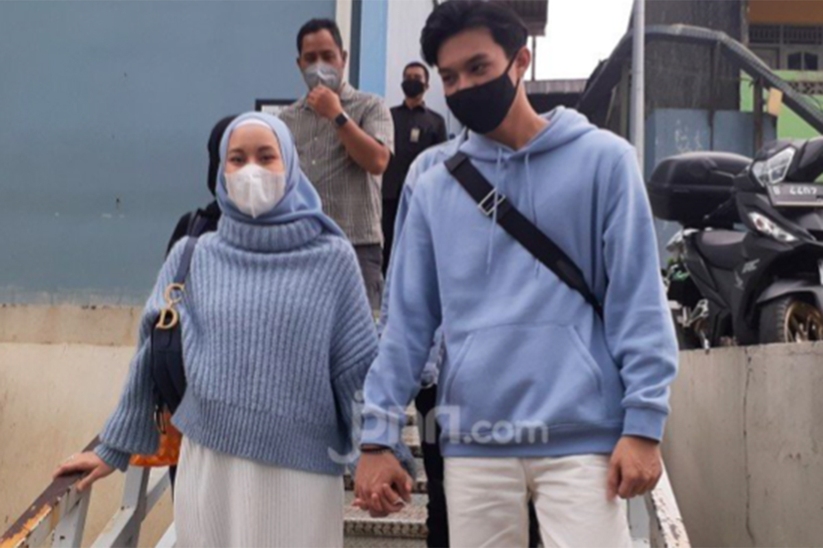 Dinda Hauw dan Rey Mbayang. Foto: Firda Junita/JPNN.com Dinda Hauw dan Rey Mbayang. Foto: Firda Junita/JPNN.com