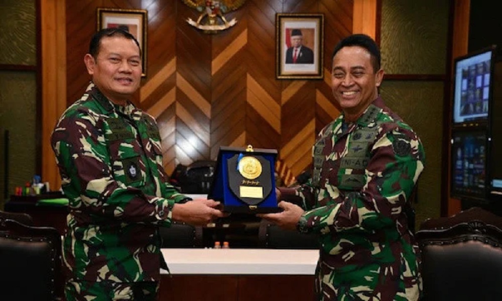 KSAD Jenderal TNI Andika Perkasa (kanan) dan KSAL Laksamana TNI Yudo Margono. (foto: Dok, Dispenal) KSAD Jenderal TNI Andika Perkasa (kanan) dan KSAL Laksamana TNI Yudo Margono. (foto: Dok, Dispenal)