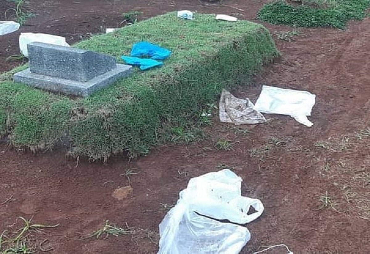 Limbah APD berserakan di di area Taman Pemakaman Umum (TPU) Pondok Rajeg, Kecamatan Cibinong, Kabupaten Bogor. (Tangkapan Layar Instagram @bogor24update) Limbah APD berserakan di di area Taman Pemakaman Umum (TPU) Pondok Rajeg, Kecamatan Cibinong, Kabupaten Bogor. (Tangkapan Layar Instagram @bogor24update)