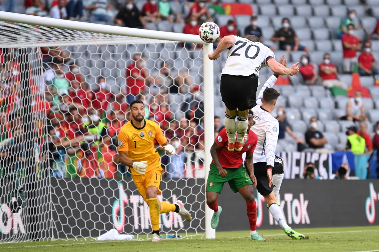 Momen Robin Gosens saat mencetak gol dalam laga Portugal vs Jerman di Piala Eropa 2020. (foto: Twitter Euro 2020) Momen Robin Gosens saat mencetak gol dalam laga Portugal vs Jerman di Piala Eropa 2020. (foto: Twitter Euro 2020)
