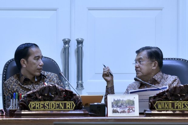 Presiden Joko Widodo (kiri) berbincang dengan mantan Wakil Presiden Jusuf Kalla di Kantor Presiden, Jakarta. Foto: ANTARA FOTO/PUSPA PERWITASARI Presiden Joko Widodo (kiri) berbincang dengan mantan Wakil Presiden Jusuf Kalla di Kantor Presiden, Jakarta. Foto: ANTARA FOTO/PUSPA PERWITASARI