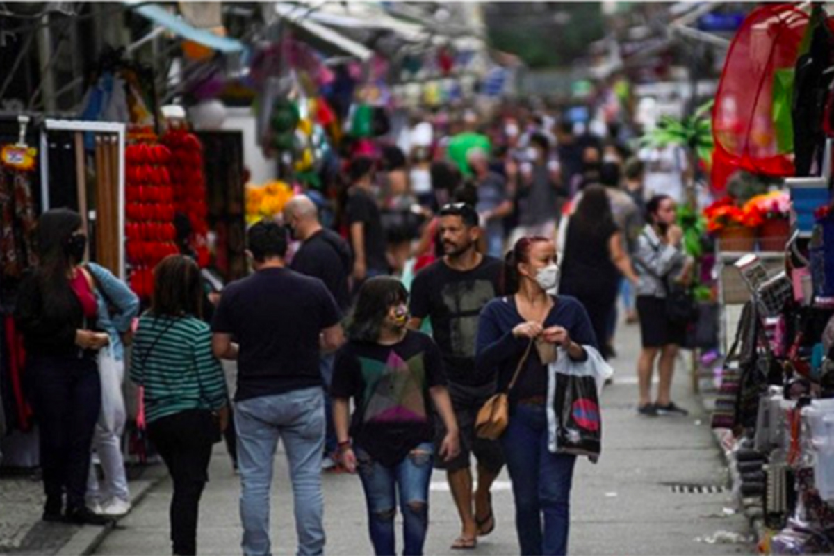 Sejumlah warga berjalan di tempat perbelanjaan di Rio de Janeiro, Brazil, 29 Juni 2020. Foto: Antara/Reuters/Lucas Landau Sejumlah warga berjalan di tempat perbelanjaan di Rio de Janeiro, Brazil, 29 Juni 2020. Foto: Antara/Reuters/Lucas Landau