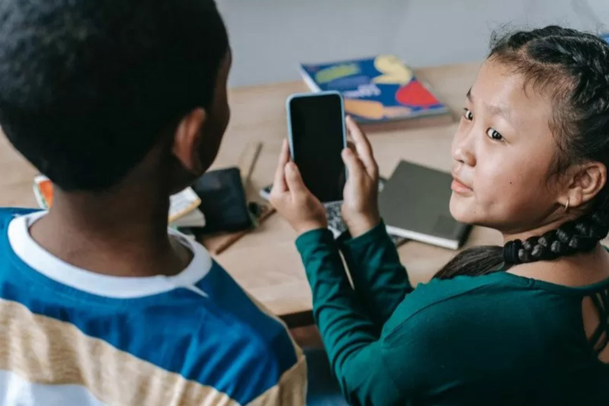 Ilustrasi anak-anak menggunakan smartphone (Pexel) Ilustrasi anak-anak menggunakan smartphone (Pexel)
