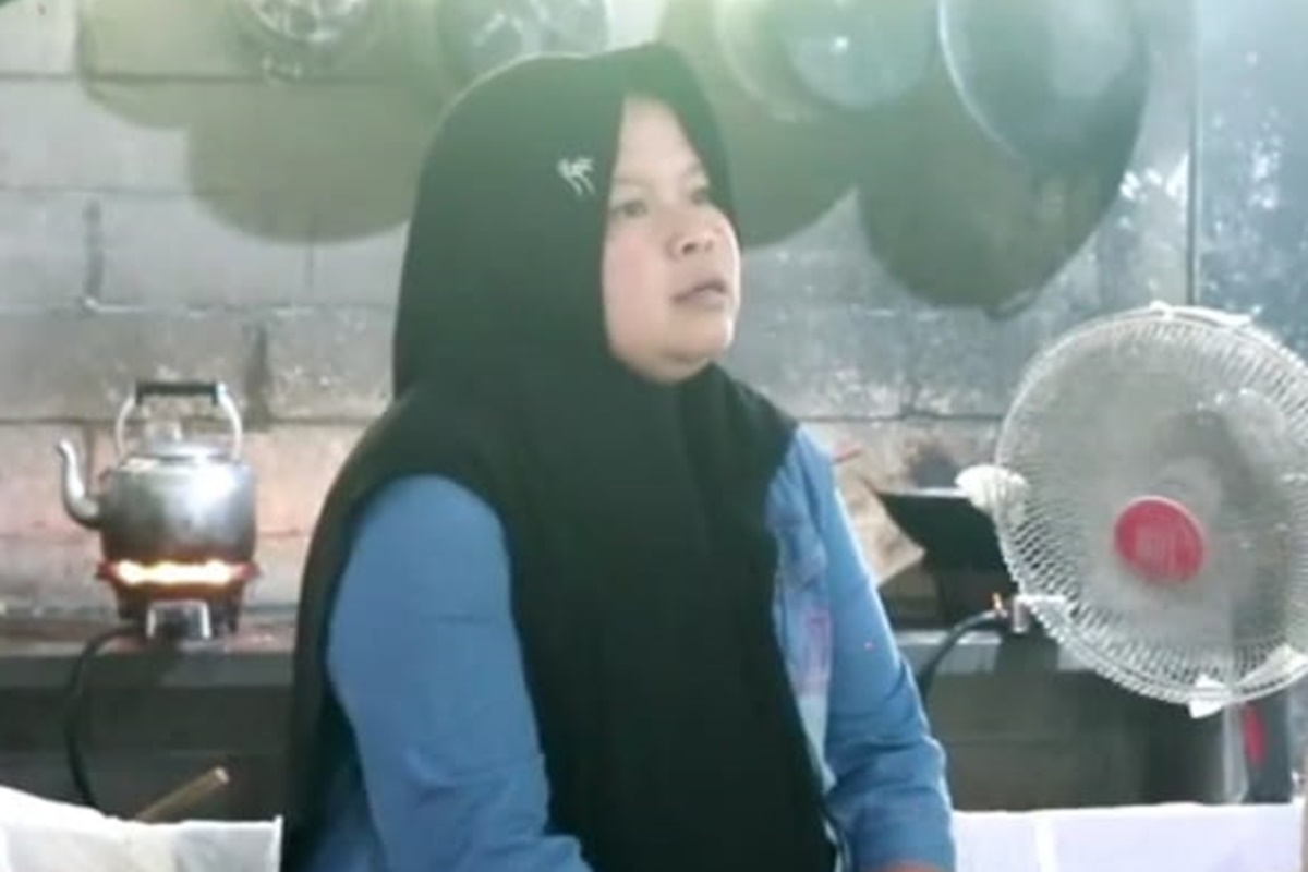 Istiyah, sukses lewat bisnis Cilok Baraya (foto: SC YouTube PPKH Kabupaten Magelang) Istiyah, sukses lewat bisnis Cilok Baraya (foto: SC YouTube PPKH Kabupaten Magelang)