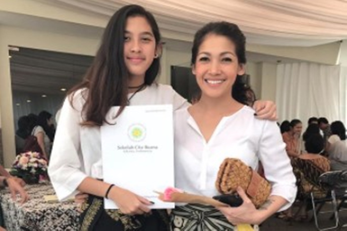 Mieke Amalia dan putri sulungnya (foto: SC IG @queenamiendra) Mieke Amalia dan putri sulungnya (foto: SC IG @queenamiendra)