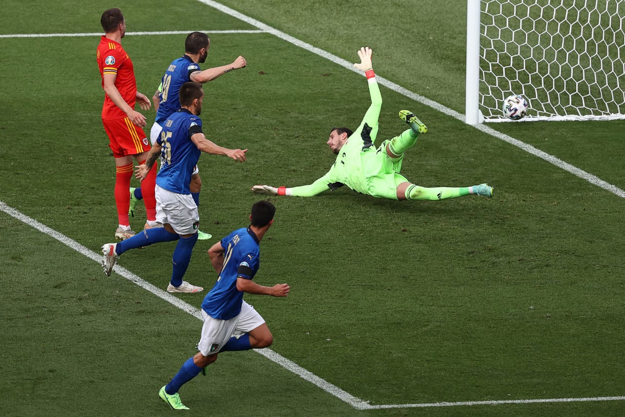 Momen pertandingan Italia vs Wales di Piala Eropa 2020. (foto: Twitter Azzuri) Momen pertandingan Italia vs Wales di Piala Eropa 2020. (foto: Twitter Azzuri)