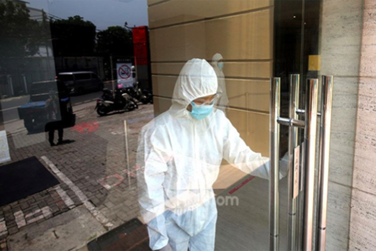 Petugas kesehatan dengan mengenakan alat pelindung diri atau hazmat hendak menangani pasien Covid-19. Foto: Ricardo/JPNN.com/GenPI.co Petugas kesehatan dengan mengenakan alat pelindung diri atau hazmat hendak menangani pasien Covid-19. Foto: Ricardo/JPNN.com/GenPI.co