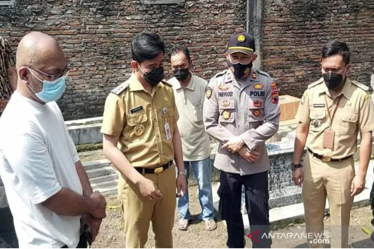 Wali Kota Surakarta Gibran Rakabuming Raka (dua dari kiri) di TPU Cemoro Kembar Kelurahan Mojo, Pasar Kliwon Solo, Jateng. FOTO: ANTARA/Bambang Dwi Marwoto Wali Kota Surakarta Gibran Rakabuming Raka (dua dari kiri) di TPU Cemoro Kembar Kelurahan Mojo, Pasar Kliwon Solo, Jateng. FOTO: ANTARA/Bambang Dwi Marwoto