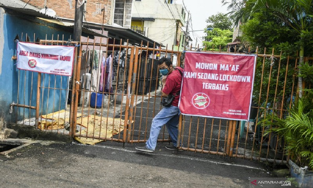 Warga berada di kawasan karantina wilayah terbatas (lockdown) di Jalan Intan Berduri, Kawasan Sumur Batu, Jakarta Pusat. FOTO: Antara Warga berada di kawasan karantina wilayah terbatas (lockdown) di Jalan Intan Berduri, Kawasan Sumur Batu, Jakarta Pusat. FOTO: Antara