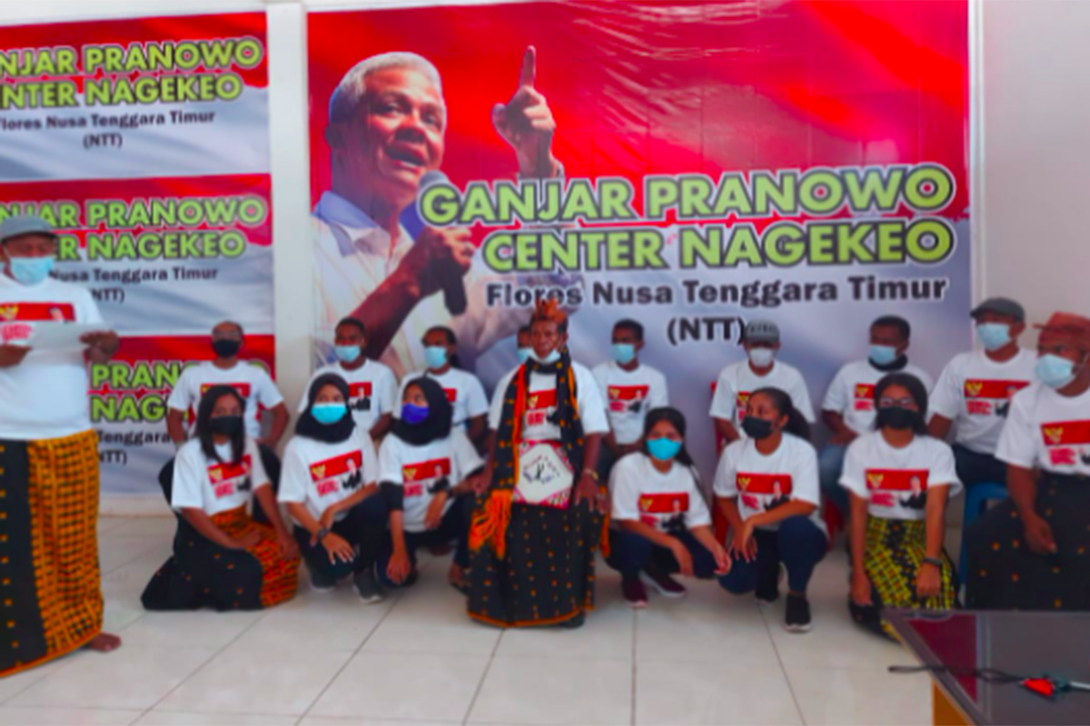 Warga Nagekeo memberi dukungan untuk Ganjar Pranowo. Foto: JPNN Warga Nagekeo memberi dukungan untuk Ganjar Pranowo. Foto: JPNN