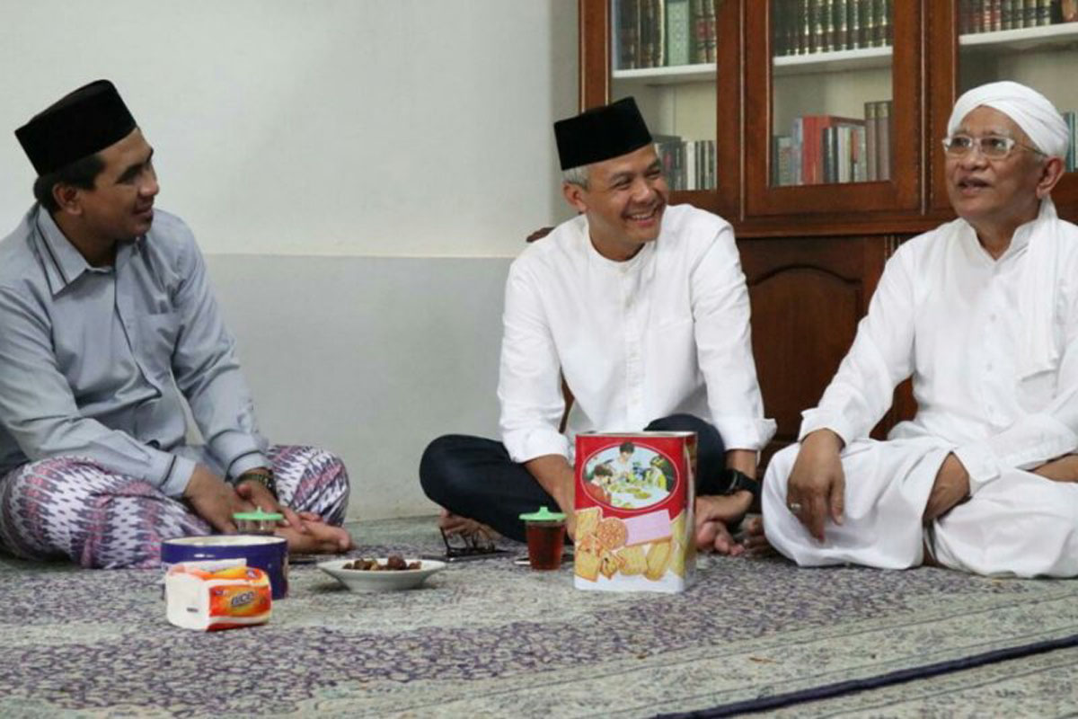 Ganjar Pranowo dan Gus Mus. (Foto:Tim Kampanye Ganjar-Yasin) Ganjar Pranowo dan Gus Mus. (Foto:Tim Kampanye Ganjar-Yasin)