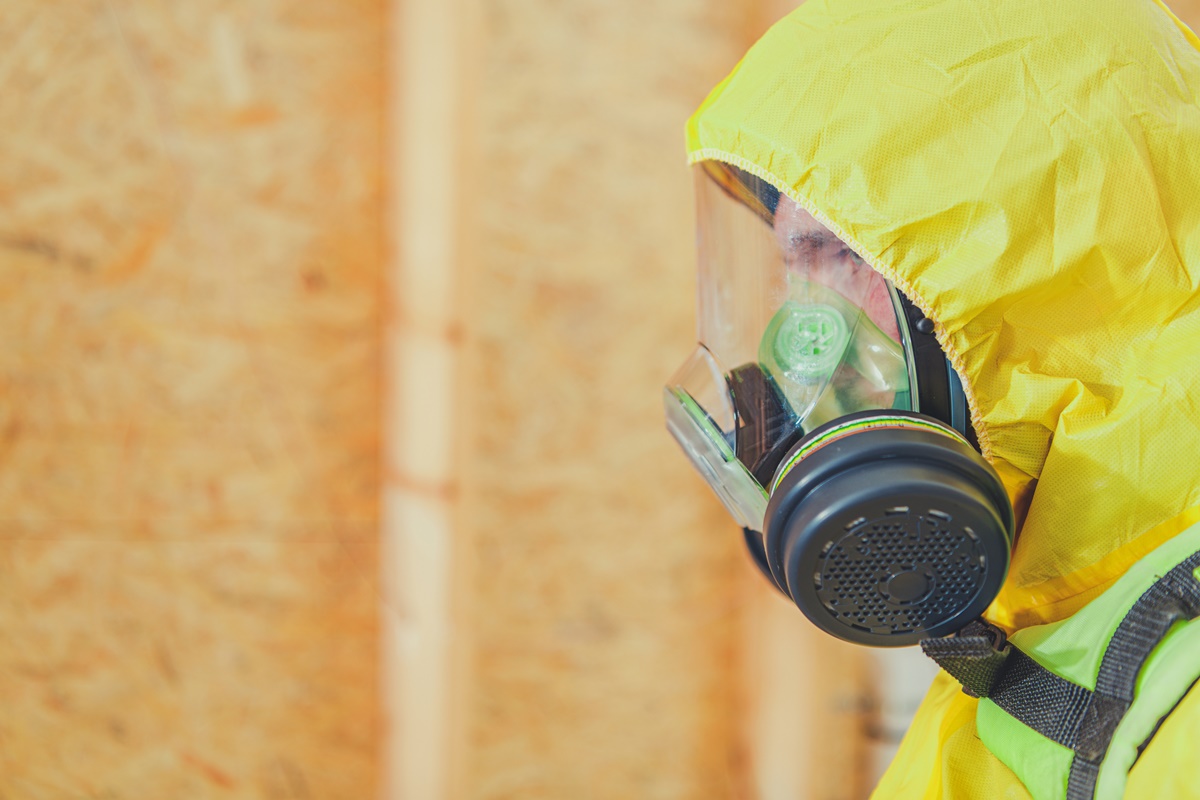 Ilustrasi, petugas mengenakan hazmat saat mengatasi pandemi covid-19 (foto: Envato Elements) Ilustrasi, petugas mengenakan hazmat saat mengatasi pandemi covid-19 (foto: Envato Elements)