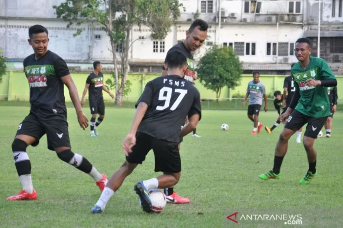 Ilustrasi - Sejumlah pemain PSMS Medan menggelar latihan secara tertutup di Stadion Kebun Bunga Medan, Sumatera Utara, Senin (8/6/2020). (FOTO: ANTARA/Septianda Perdana/aww) Ilustrasi - Sejumlah pemain PSMS Medan menggelar latihan secara tertutup di Stadion Kebun Bunga Medan, Sumatera Utara, Senin (8/6/2020). (FOTO: ANTARA/Septianda Perdana/aww)