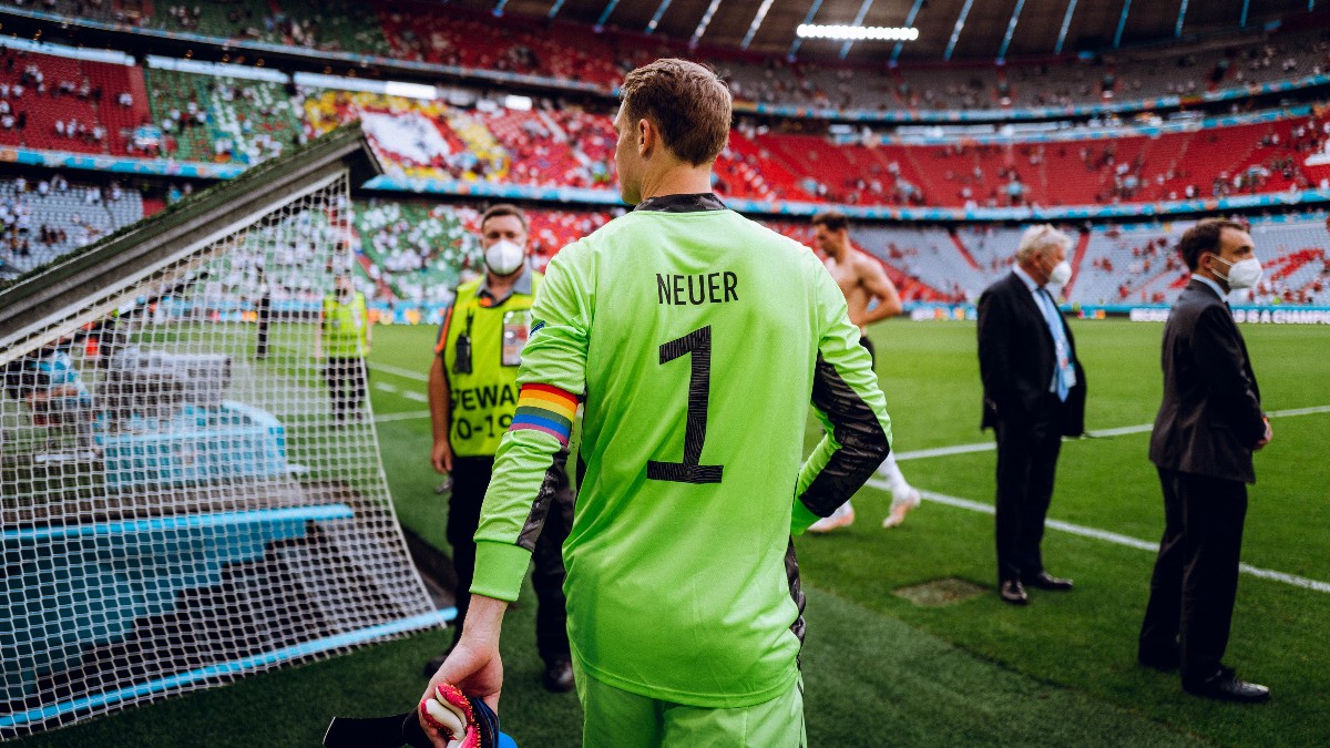 Manuel Neuer mengundang kontroversi usai menggunakan ban kapten yang menyaratkan LGBT+ di Piala Eropa 2020. (foto: twitter.com/DFB_Team_EN) Manuel Neuer mengundang kontroversi usai menggunakan ban kapten yang menyaratkan LGBT+ di Piala Eropa 2020. (foto: twitter.com/DFB_Team_EN)