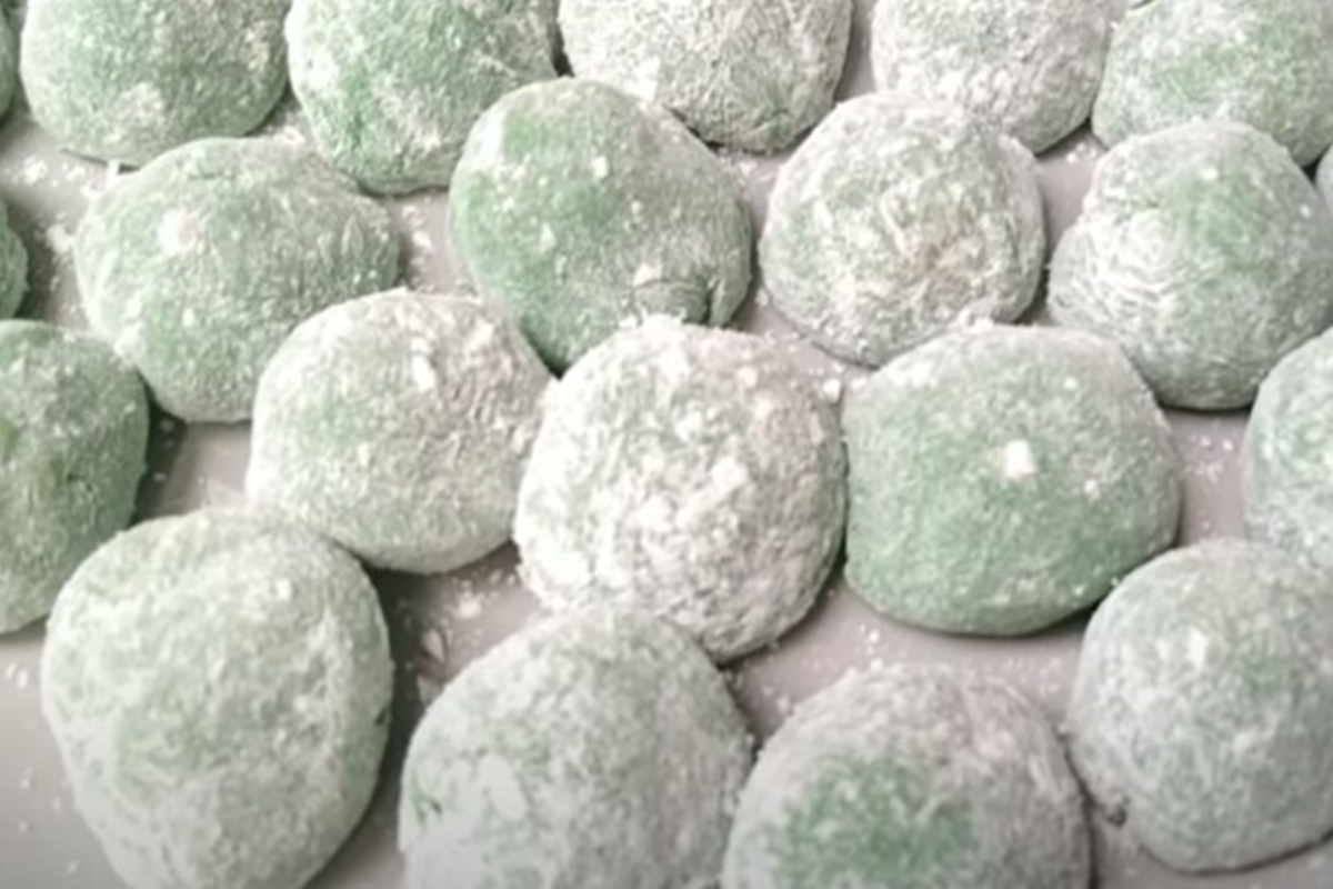 Moci pandan isi kacang (foto: SC YouTube CR COOK) Moci pandan isi kacang (foto: SC YouTube CR COOK)
