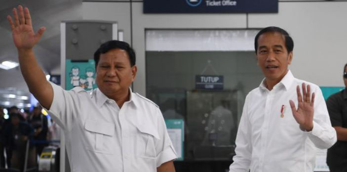 Presiden Joko Widodo dan Prabowo Subianto (kiri) melambaikan tangannya saat tiba di Stasiun MRT Lebak Bulus, Jakarta, Sabtu, 13 Juli 2019. Foto: ANTARA Presiden Joko Widodo dan Prabowo Subianto (kiri) melambaikan tangannya saat tiba di Stasiun MRT Lebak Bulus, Jakarta, Sabtu, 13 Juli 2019. Foto: ANTARA