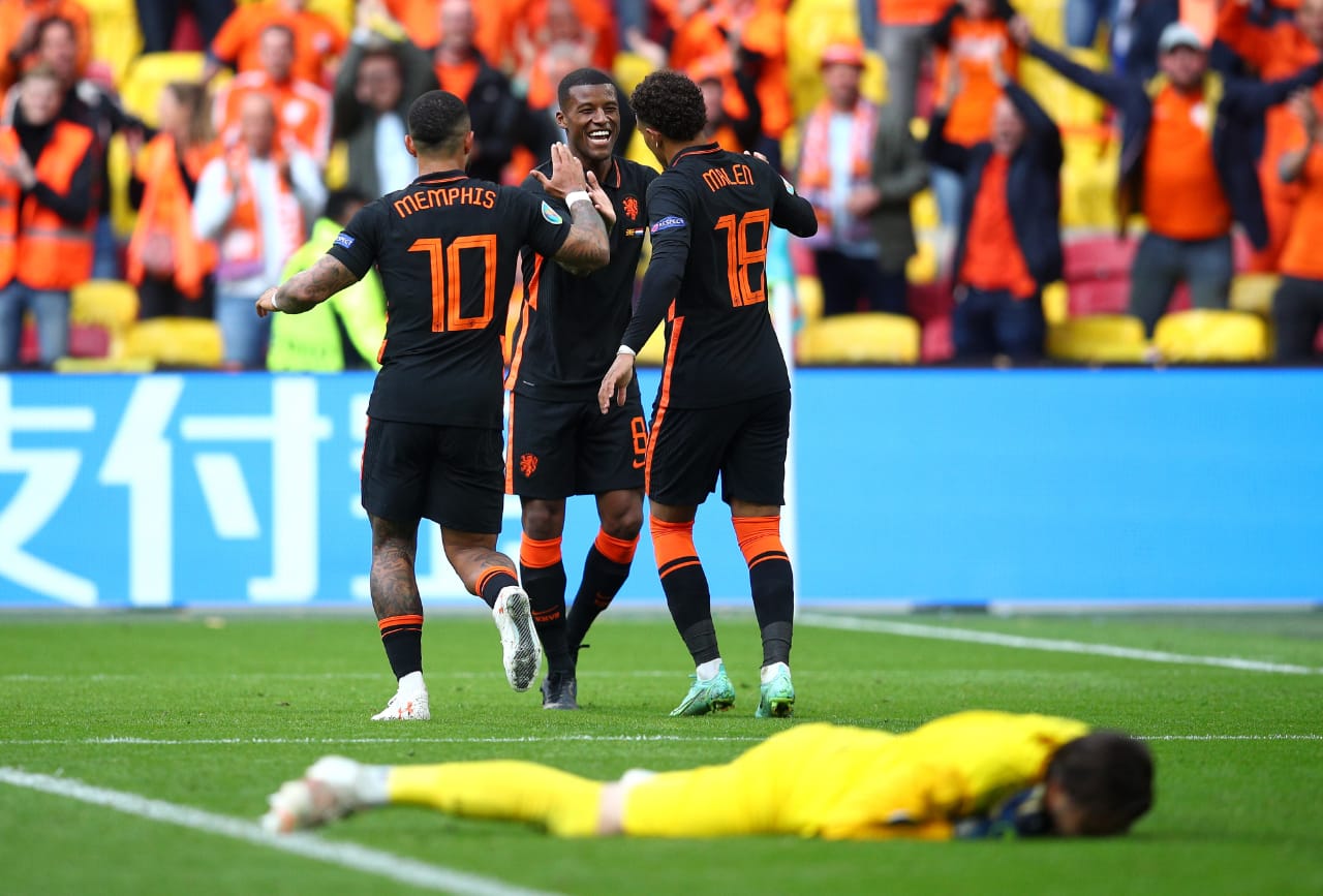 Selebrasi Wijnaldum dalam laga Makedonia Utara vs Belanda di Piala Eropa 2020. (foto: Twitter Euro 2020) Selebrasi Wijnaldum dalam laga Makedonia Utara vs Belanda di Piala Eropa 2020. (foto: Twitter Euro 2020)