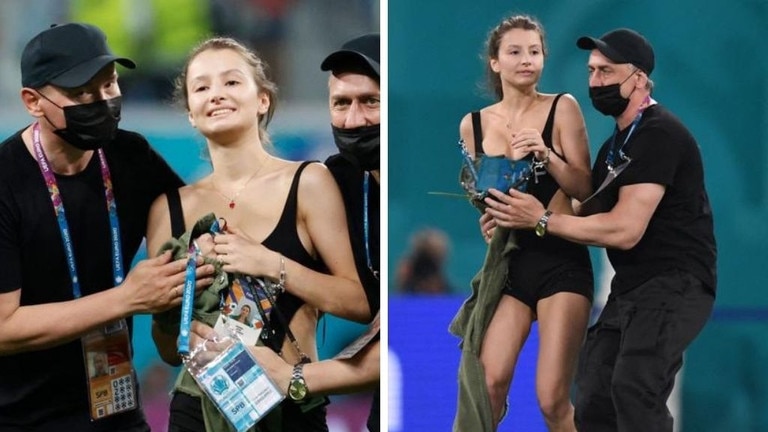 Seorang bidadari cantik penyusup masuk ke dalam lapangan di laga Finlandia vs Belgia di Piala Eropa 2020. (foto: AFP via FoxSports) Seorang bidadari cantik penyusup masuk ke dalam lapangan di laga Finlandia vs Belgia di Piala Eropa 2020. (foto: AFP via FoxSports)