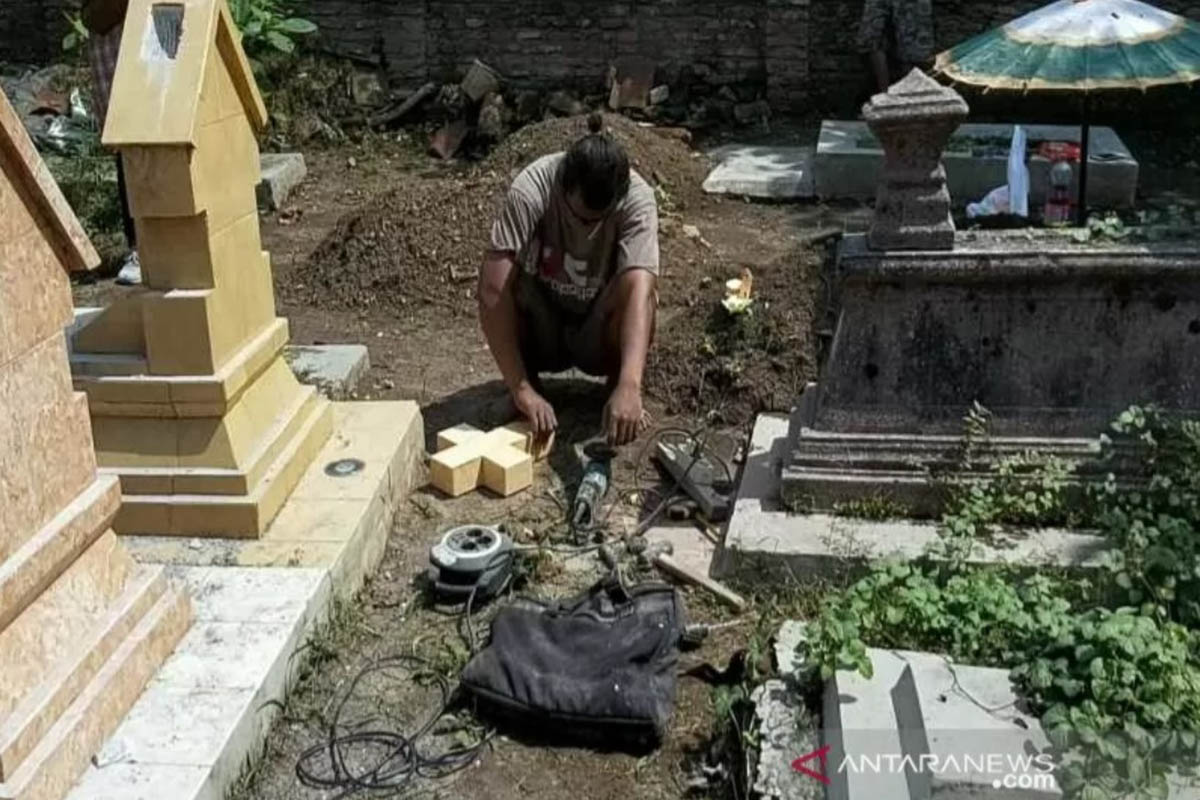 Seorang warga saat melakukan perbaikan sejumlah nisan yang dirusak oleh sejumlah anak-anak siswa lembaga pendidikan di Kota Solo, Jawa Tengah, Senin (21/6/2021). (FOTO: ANTARA/Bambang Dwi Marwoto) Seorang warga saat melakukan perbaikan sejumlah nisan yang dirusak oleh sejumlah anak-anak siswa lembaga pendidikan di Kota Solo, Jawa Tengah, Senin (21/6/2021). (FOTO: ANTARA/Bambang Dwi Marwoto)