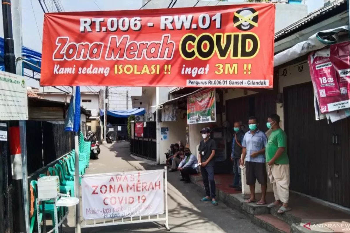 Suasana permukiman di Jalan Madrasah, RT06/RW01, Kelurahan Gandaria Selatan, Cilandak, Jakarta Selatan yang menjalani penguncian wilayah secara mikro Selasa (22/6/2021). (ANTARA/Dewa Ketut Sudiarta) Suasana permukiman di Jalan Madrasah, RT06/RW01, Kelurahan Gandaria Selatan, Cilandak, Jakarta Selatan yang menjalani penguncian wilayah secara mikro Selasa (22/6/2021). (ANTARA/Dewa Ketut Sudiarta)