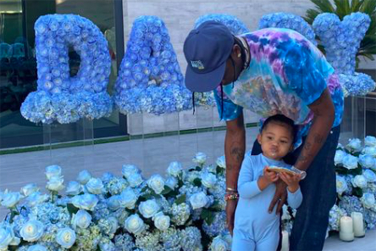 Travis Scott bersama anaknya dengan Kylie Jenner, Stormi Webster di perayaan Hari Ayah Sedunia. Foto: Instagram @kyliejenner Travis Scott bersama anaknya dengan Kylie Jenner, Stormi Webster di perayaan Hari Ayah Sedunia. Foto: Instagram @kyliejenner