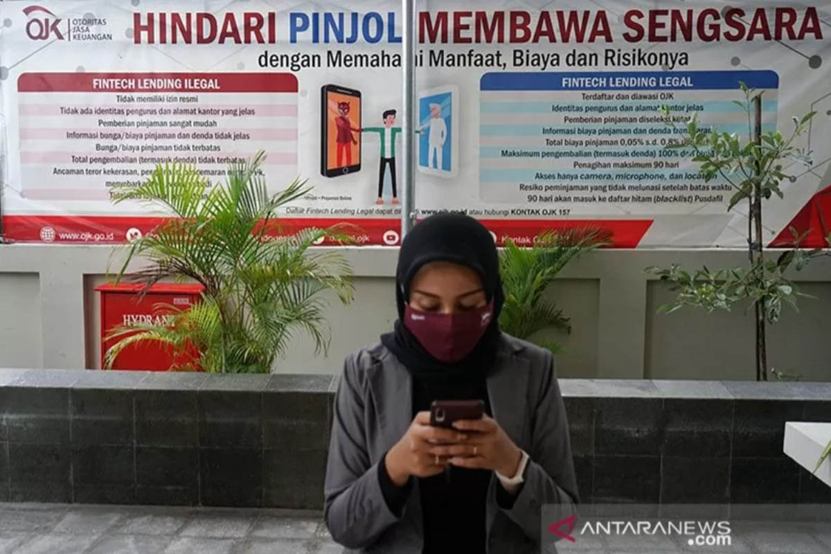 Warga berada di dekat poster edukasi waspada fintech ilegal di kantor Otoritas Jasa Keuangan (OJK) Yogyakarta, Rabu (4/11/2020). (FOTO: ANTARA/Andreas Fitri Atmoko/foc) Warga berada di dekat poster edukasi waspada fintech ilegal di kantor Otoritas Jasa Keuangan (OJK) Yogyakarta, Rabu (4/11/2020). (FOTO: ANTARA/Andreas Fitri Atmoko/foc)