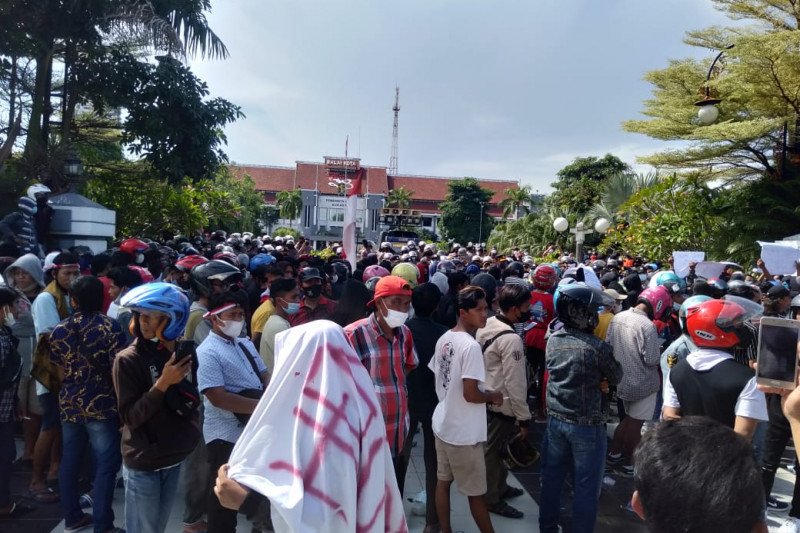 Presiden Joko Widodo memberi titah lanjutan kepada TNI dan Polri untuk mengamankan keadaan usai covid-19 kembali meledak. (Foto: ANTARA) Presiden Joko Widodo memberi titah lanjutan kepada TNI dan Polri untuk mengamankan keadaan usai covid-19 kembali meledak. (Foto: ANTARA)