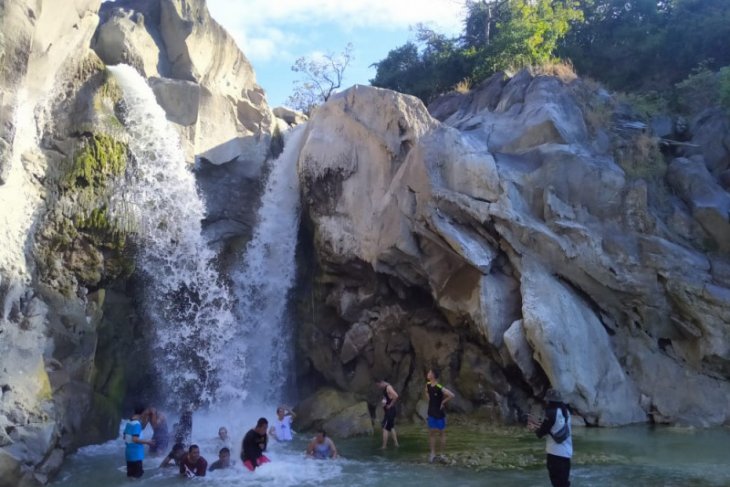 Air terjun Dewi Selendang. Foto: Antara/Rosidin. Air terjun Dewi Selendang. Foto: Antara/Rosidin.