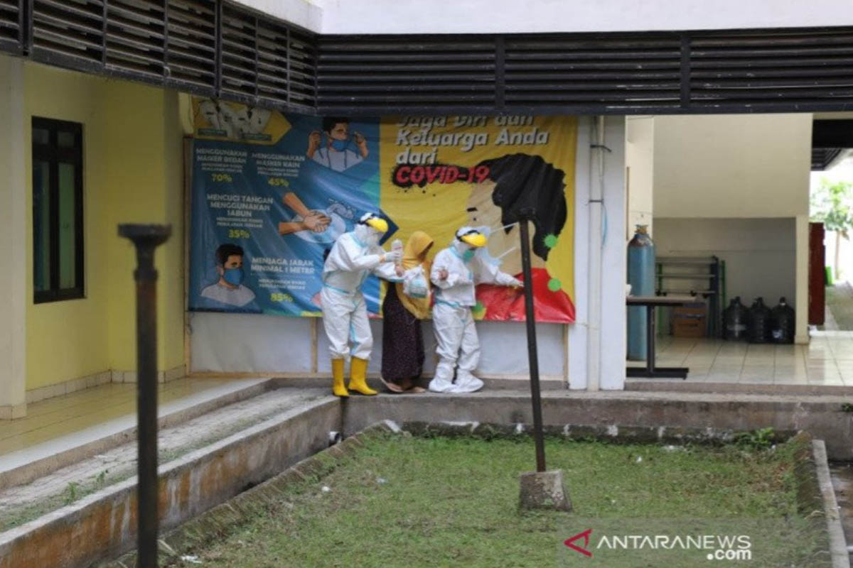 Ilustrasi - Petugas medis menangani pasien terjangkit positif COVID-19 di Kabupaten Garut, Jawa Barat, beberapa waktu lalu. (FOTO: ANTARA/HO-Diskominfo Garut) Ilustrasi - Petugas medis menangani pasien terjangkit positif COVID-19 di Kabupaten Garut, Jawa Barat, beberapa waktu lalu. (FOTO: ANTARA/HO-Diskominfo Garut)