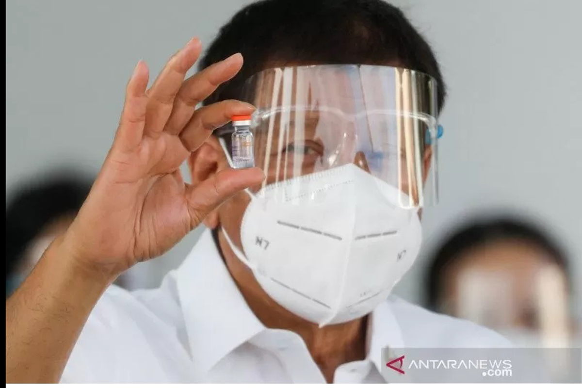 Presiden Filipina Rodrigo Duterte memegang sebotol vaksin virus corona (COVID-19) Sinovac, vaksin COVID-19 pertama yang tiba di negara itu, di Pangkalan Udara Villamor, Kota Pasay, Metro Manila, Filipina, Minggu (28/2/2021). Foto: ANTARA /REUTERS/Eloisa L Presiden Filipina Rodrigo Duterte memegang sebotol vaksin virus corona (COVID-19) Sinovac, vaksin COVID-19 pertama yang tiba di negara itu, di Pangkalan Udara Villamor, Kota Pasay, Metro Manila, Filipina, Minggu (28/2/2021). Foto: ANTARA /REUTERS/Eloisa L