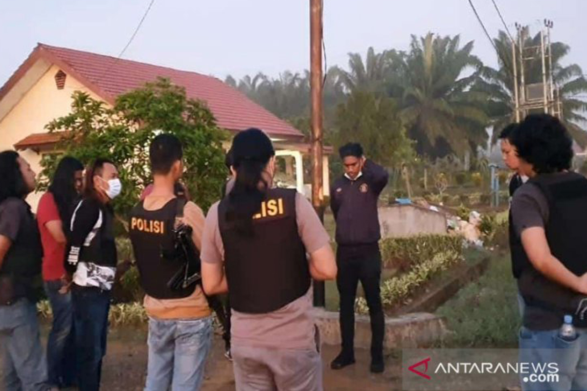 Tim Macan Kalsel dipimpin Iptu Endris memburu komplotan perampok di Kotabaru. Foto: ANTARA/Firman Tim Macan Kalsel dipimpin Iptu Endris memburu komplotan perampok di Kotabaru. Foto: ANTARA/Firman
