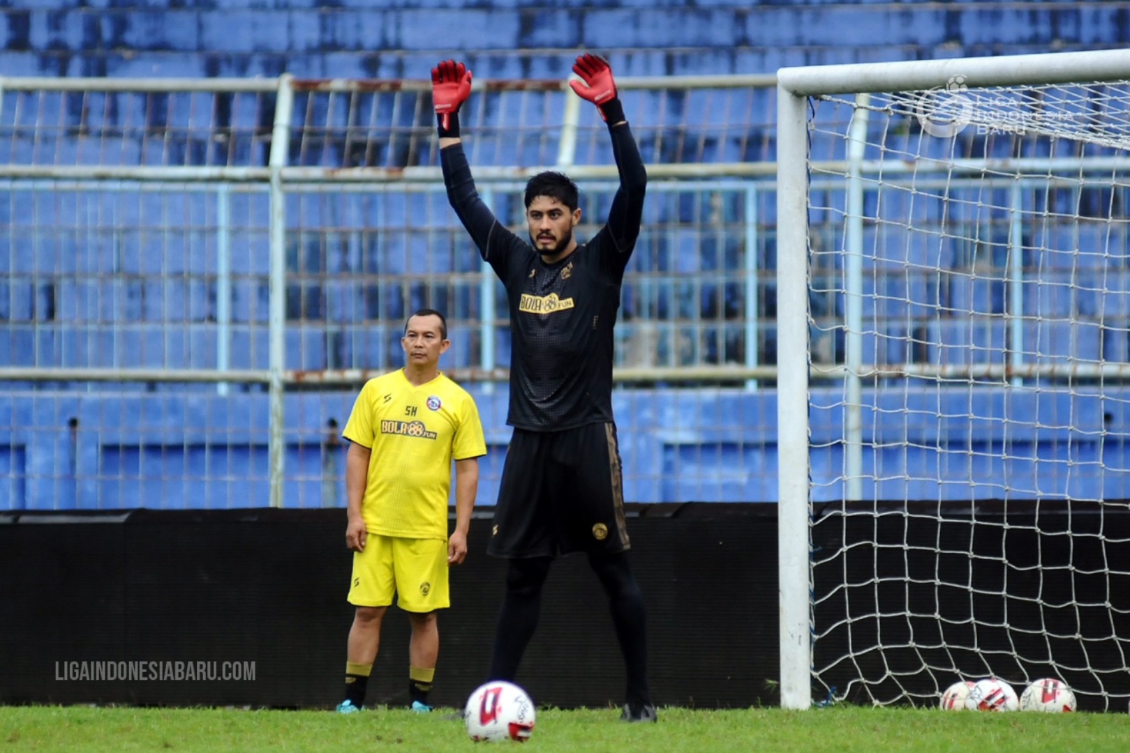 Alasan kiper Brasil ini memilih bergabung ke Arema FC membuat para fans sepak bola Indonesia terenyuh. (foto: PT LIB) Alasan kiper Brasil ini memilih bergabung ke Arema FC membuat para fans sepak bola Indonesia terenyuh. (foto: PT LIB)