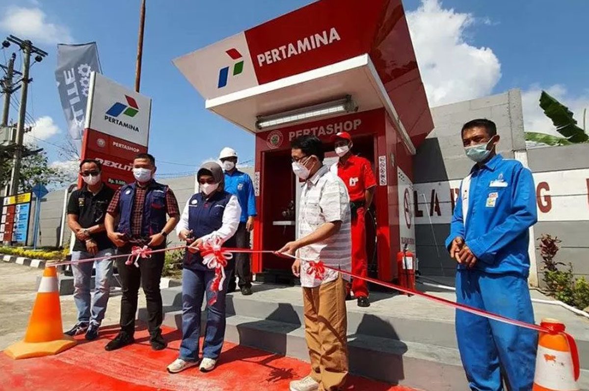 Executive General Manager Pertamina Pemasaran Regional Jawa Bagian Tengah, Sylvia Grace Yuvenna, meresmikan Pertashop Dexlite di Kelurahan Moko, Kecamatan Miri, Kabupaten Sragen, Jawa Tengah. (ANTARA/Pertamina) Executive General Manager Pertamina Pemasaran Regional Jawa Bagian Tengah, Sylvia Grace Yuvenna, meresmikan Pertashop Dexlite di Kelurahan Moko, Kecamatan Miri, Kabupaten Sragen, Jawa Tengah. (ANTARA/Pertamina)