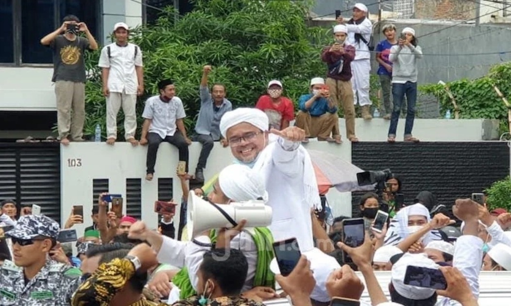 Habib Rizieq saat berada di tengah simpatisannya. (Foto: M Amjad/Jpnn) Habib Rizieq saat berada di tengah simpatisannya. (Foto: M Amjad/Jpnn)