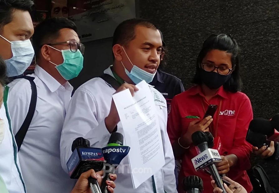 Hakim Beri Opsi Ampunan Presiden Jokowi, Aziz Yanuar: Embel-embel - Pengacara Habib Rizieq Shihab Aziz Yanuar (Foto: JPNN.com/GenPI.co) Hakim Beri Opsi Ampunan Presiden Jokowi, Aziz Yanuar: Embel-embel - Pengacara Habib Rizieq Shihab Aziz Yanuar (Foto: JPNN.com/GenPI.co)