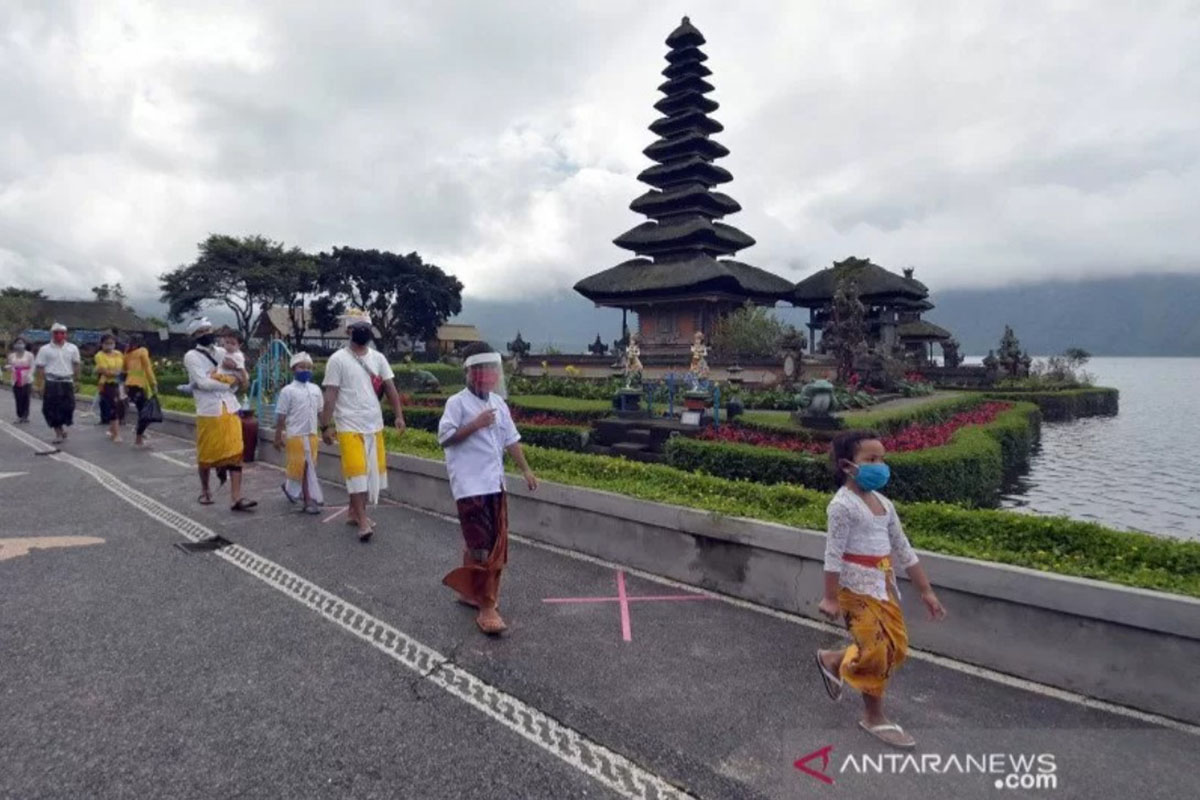 Ilustrasi - Sejumlah warga pada pembukaan objek wisata Ulun Danu Beratan, Tabanan, Bali, Senin (20/7/2020). (FOTO: ANTARA/Nyoman Hendra Wibowo/aww) Ilustrasi - Sejumlah warga pada pembukaan objek wisata Ulun Danu Beratan, Tabanan, Bali, Senin (20/7/2020). (FOTO: ANTARA/Nyoman Hendra Wibowo/aww)