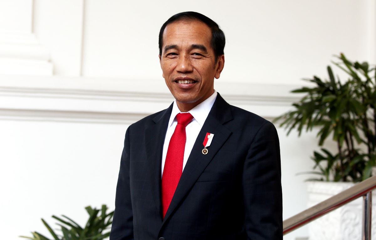 Jokowi dinilai melakukan manuver cerdas di tengah pandemi covid-19, yang bisa membantu menyelamatkan Indonesia. (foto: Ricardo/JPNN) Jokowi dinilai melakukan manuver cerdas di tengah pandemi covid-19, yang bisa membantu menyelamatkan Indonesia. (foto: Ricardo/JPNN)