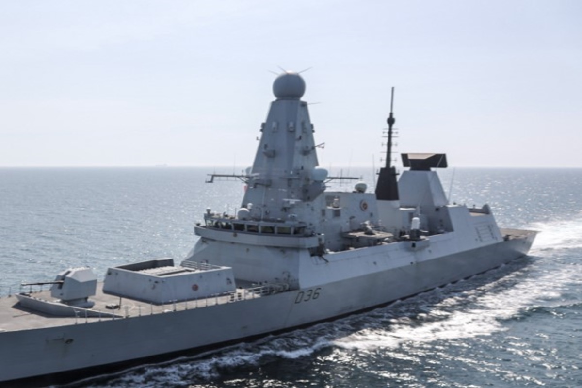 Kapal perang HMS Defender milik Angkatan Laut Kerajaan Inggris (sumber foto: SC Twitter @RALee85) Kapal perang HMS Defender milik Angkatan Laut Kerajaan Inggris (sumber foto: SC Twitter @RALee85)