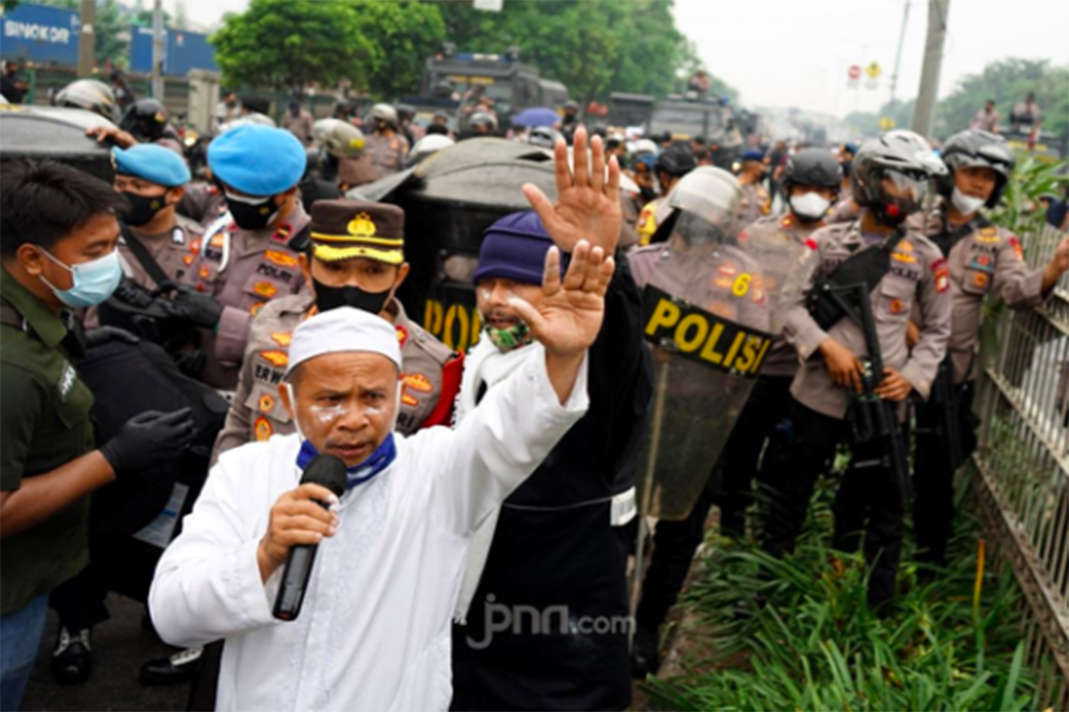 Massa pendukung Habib Rizieq Shihab (HRS) sempat bentrok dengan polisi di Jalan I Gusti Ngurah Rai, Jakarta Timur, Kamis (24/6). Foto: Ricardo/JPNN.com/GenPI.co Massa pendukung Habib Rizieq Shihab (HRS) sempat bentrok dengan polisi di Jalan I Gusti Ngurah Rai, Jakarta Timur, Kamis (24/6). Foto: Ricardo/JPNN.com/GenPI.co