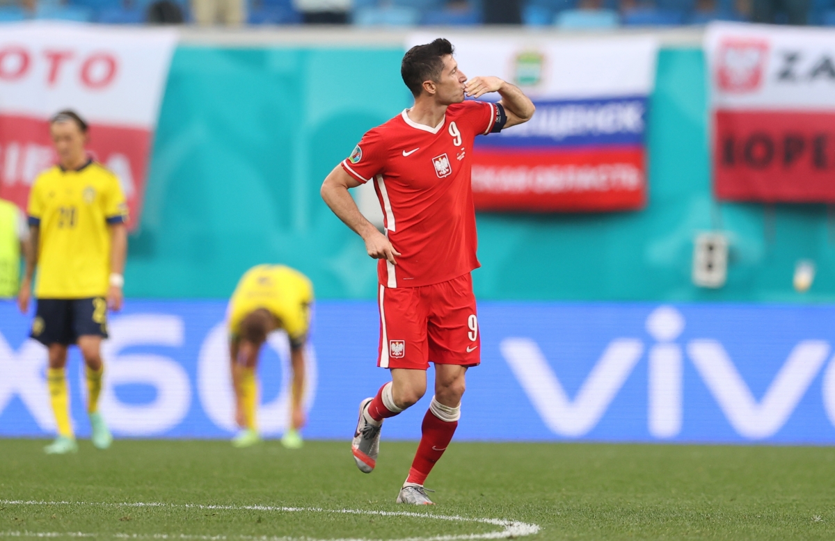 Robert Lewandowski, incaran Chelsea saat membela Polandia di Piala Eropa 2020 (foto: Reuters) Robert Lewandowski, incaran Chelsea saat membela Polandia di Piala Eropa 2020 (foto: Reuters)