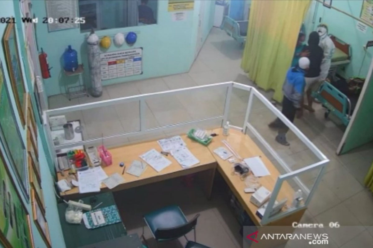 Tangkapan layar seorang perawat mendapat kekerasan dari keluarga pasien di Puskesmas Pameungpeuk, Kabupaten Garut, Rabu (23/6/2021). (ANTARA/HO-CCTV Puskesmas Pameungpeuk.) Tangkapan layar seorang perawat mendapat kekerasan dari keluarga pasien di Puskesmas Pameungpeuk, Kabupaten Garut, Rabu (23/6/2021). (ANTARA/HO-CCTV Puskesmas Pameungpeuk.)