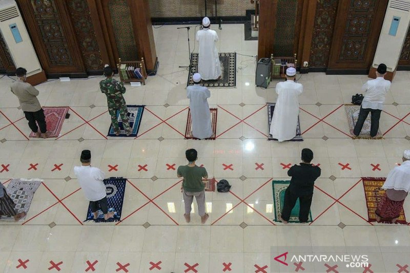 Ibadah dengan pembatasan jarak di masjid. Foto: ANTARA Ibadah dengan pembatasan jarak di masjid. Foto: ANTARA
