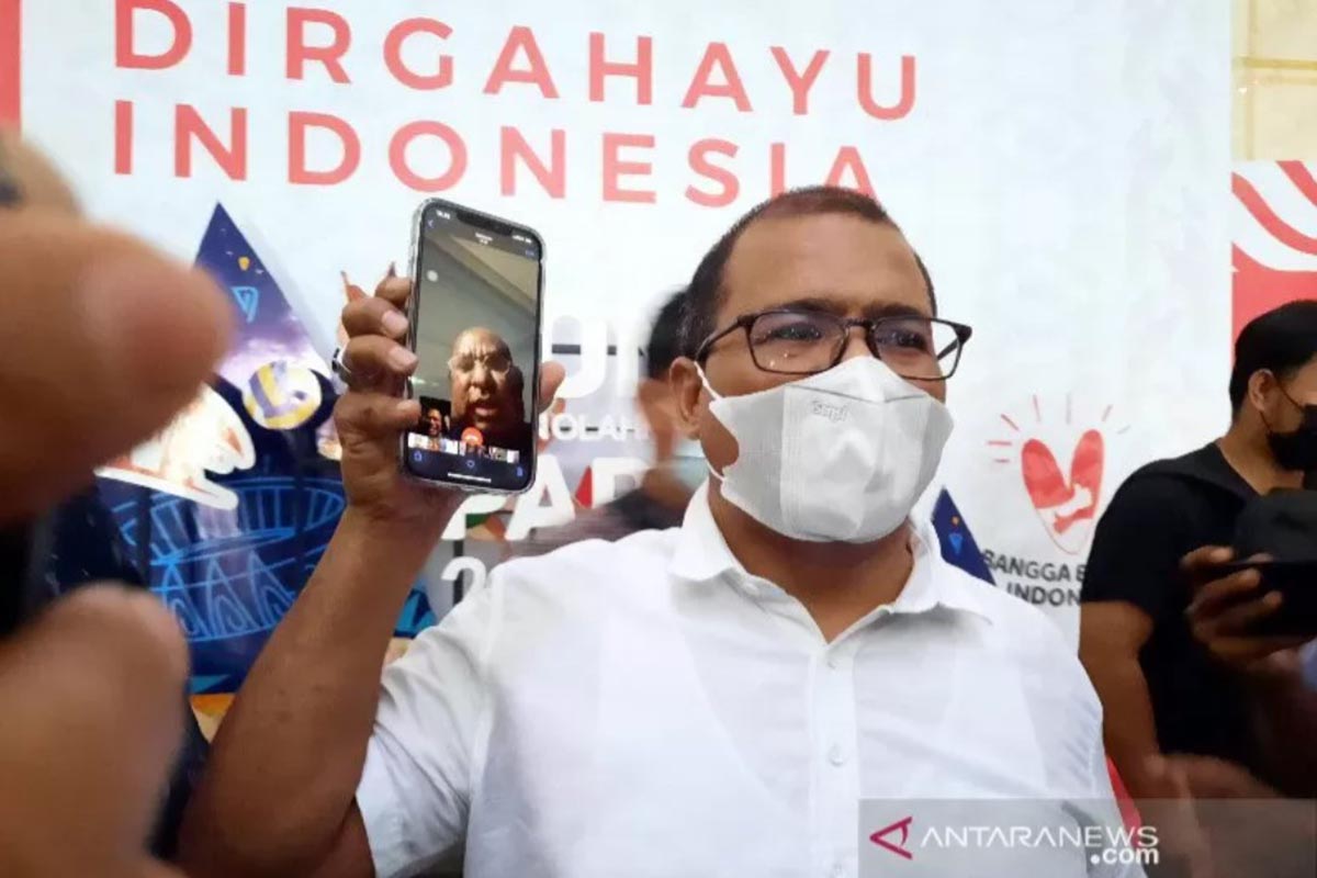 Jubir Gubernur Papua Muhammad Rifai Darus memperlihatkan tangkapan layar komunikasi panggilan secara video dengan Gubernur Papua Lukas Enembe. (FOTO: ANTARA/Hendrina Dian Kandipi/am) Jubir Gubernur Papua Muhammad Rifai Darus memperlihatkan tangkapan layar komunikasi panggilan secara video dengan Gubernur Papua Lukas Enembe. (FOTO: ANTARA/Hendrina Dian Kandipi/am)