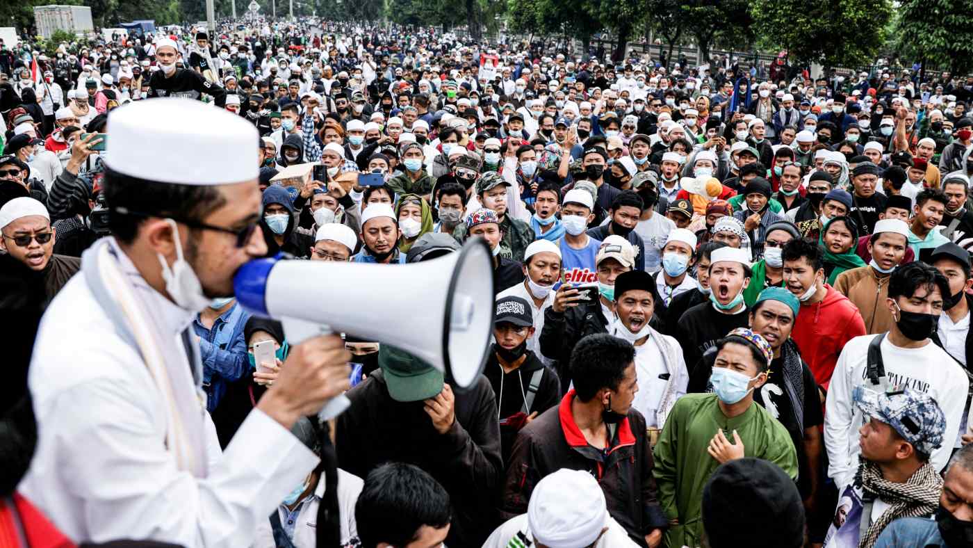 Kerumunan simpatisan pendukung Rizieq Shihab. (foto: Reuters) Kerumunan simpatisan pendukung Rizieq Shihab. (foto: Reuters)